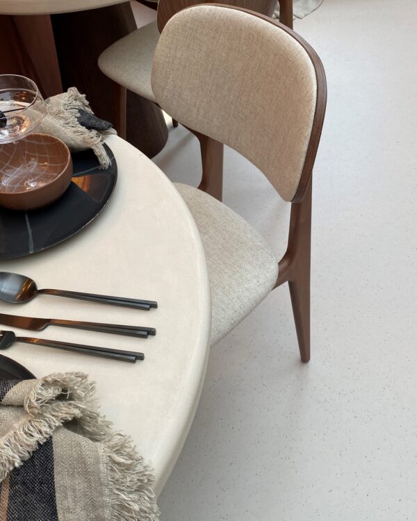 Betonlook vloer bij eettafel