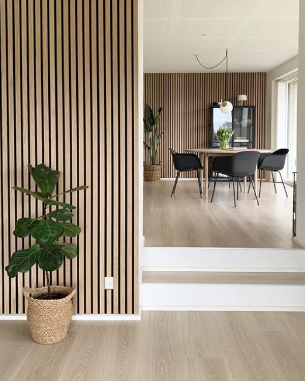 Design interieur met houten panelen als akoestische wandbekleding in natuurlijke tinten.