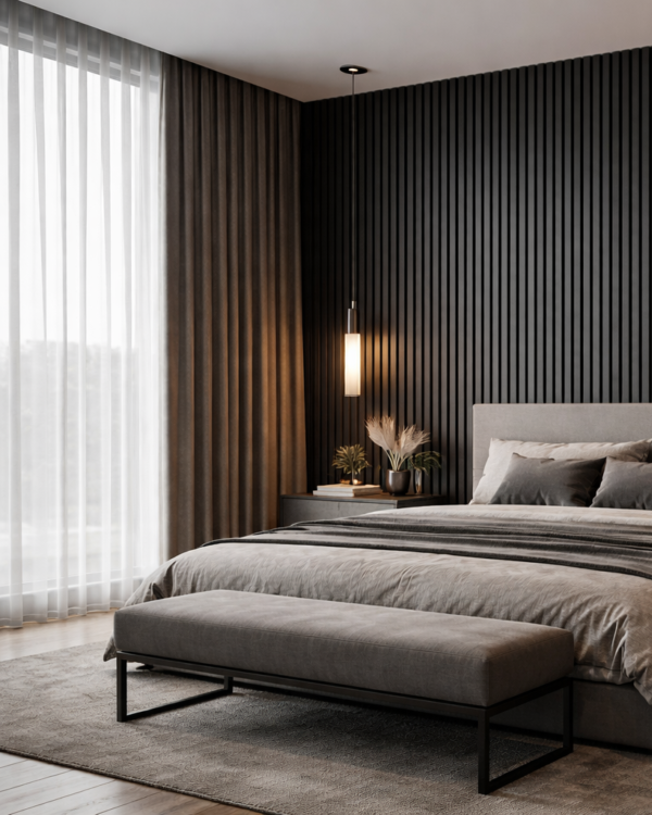 Slaapkamer met zacht tapijt en zwarte houten wandpanelen achter het tweepersoonsbed.