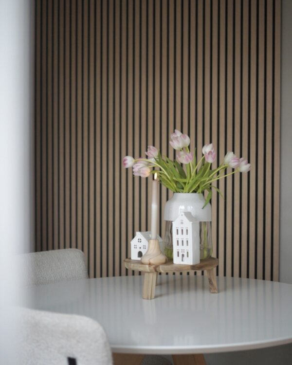 Lichte houtenwandpanelen in de eethoek