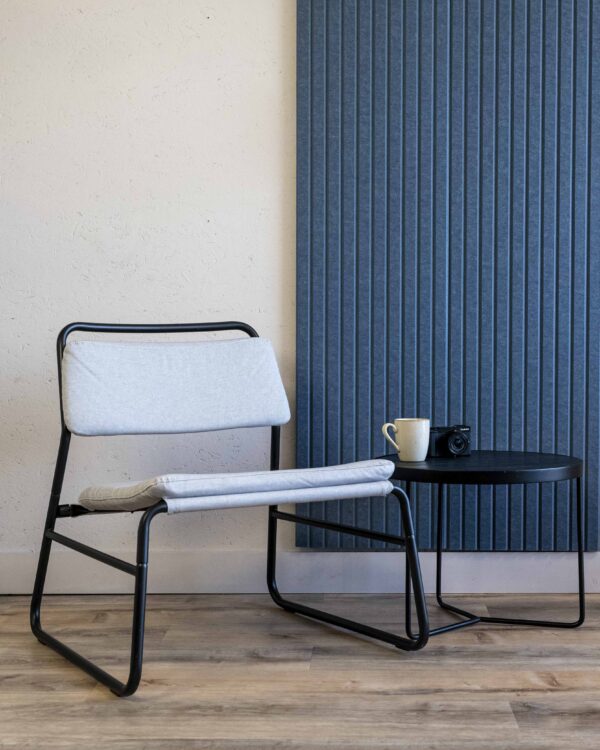 Akoestische panelen van vilt in blauw zorgen voor diepte op een witte muur.