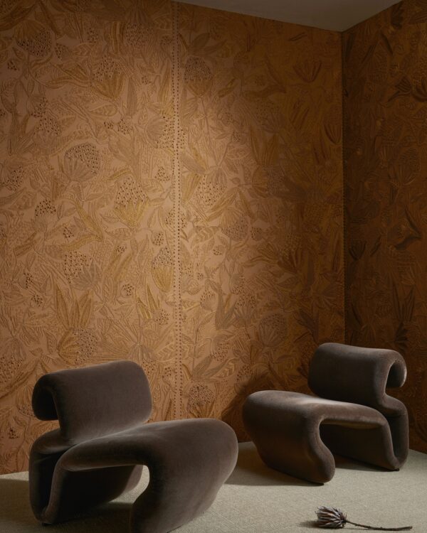 Luxe kamer met Arte behang in beige- en okertinten, collectie Allures Eclosion.