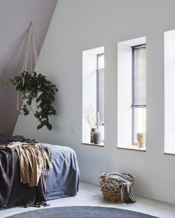 Slaapkamer natuurlijke woonstijl met ruim tweepersoonsbed, vloerkleed en grijze Aluminium jaloezien op maat