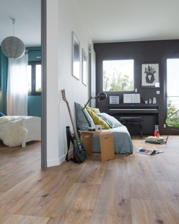 Slaapkamer en woonkamer met houtlook vinylvloer brede planken