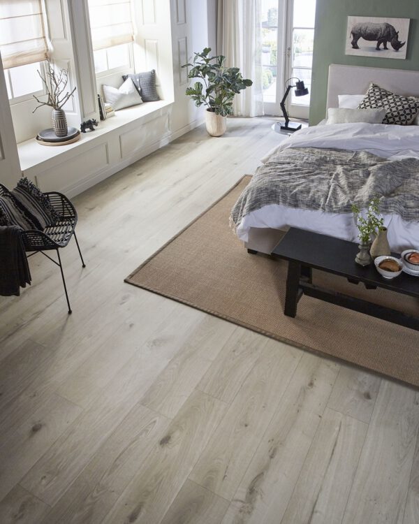 Licht eiken houtlook xxl planken vloer in slaapkamer in natuurlijke stijl met warme tinten