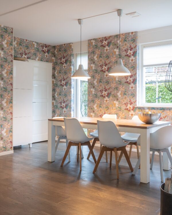 Originele eethoek vlak naast de zithoek, zonder duidelijke afscheiding of gezellige invulling