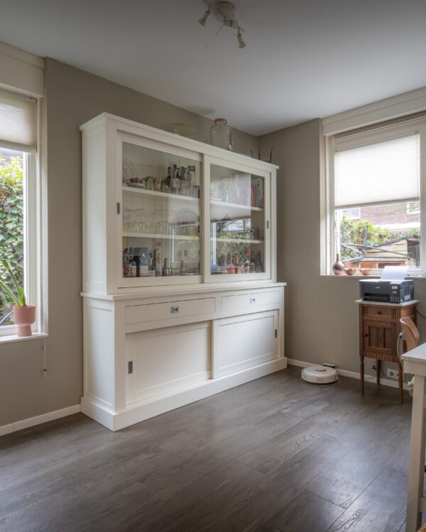 Leefkeuken met harde materialen en galmende akoestiek, mist warmte en aankleding