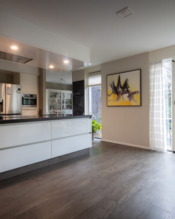 Lege ruimte tussen keuken en woonkamer zonder duidelijke overgang of functie