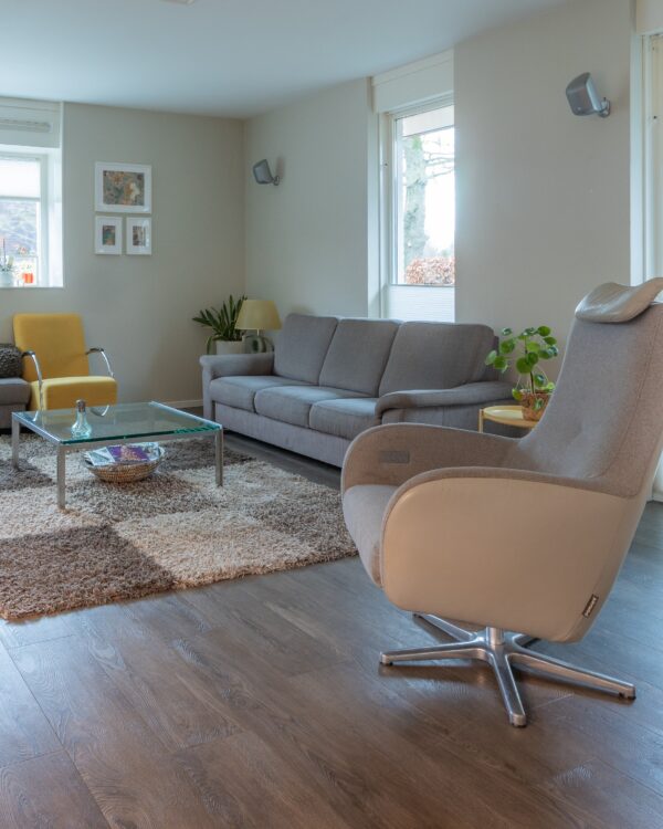 Zithoek vóór de make-over, met neutrale kleuren en een gebrek aan sfeer en warmte