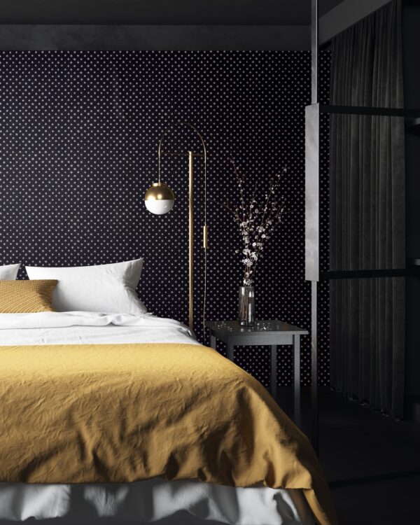 Slaapkamer met donker behang en gouden details voor een chique uitstraling