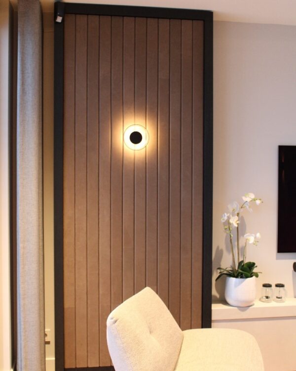 Luxe leren wandtegels van Belledo in de woonkamer