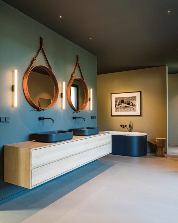 Badkamer met betoncomposiet vloer en EPI wandbekleding voor een naadloze badkamer in natuurlijke stijl.