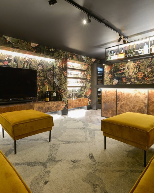 Bloemen en bladeren behang in een thuisbioscoop