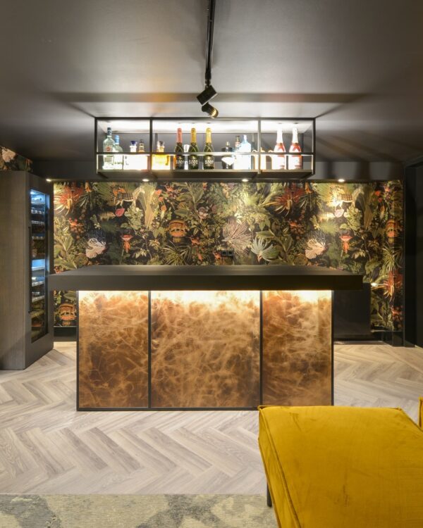 Bloemen en bladeren behang in een thuisbioscoop