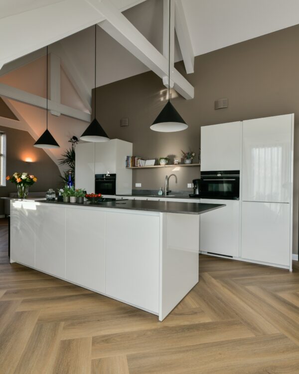 Visgraat pvc-vloer in lichte houttint in de keuken