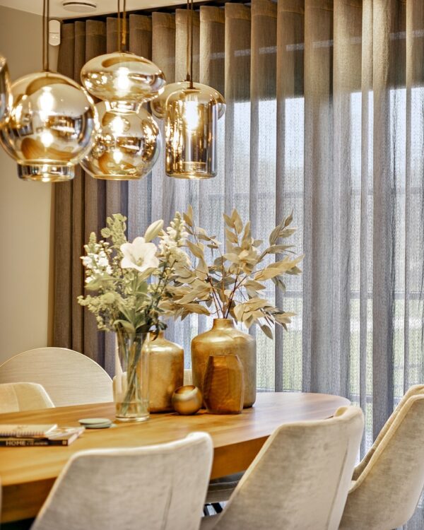 Inbetweens in taupe kleur: semi-transparante gordijnen in taupe voor subtiele filtering van licht en warmte.