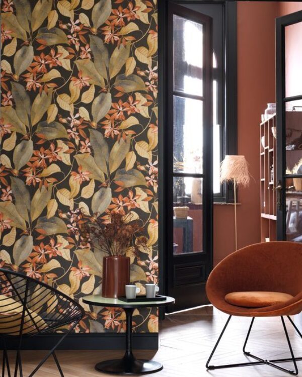 Behang met bladeren in woonkamer met houten vloer, moderne meubelen en zwarte kozijnen.