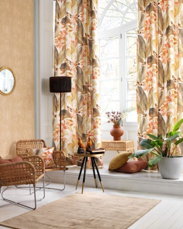 Beige behang met subtiel patroon passend bij een bohemian interieur met rieten accessoires en planten.