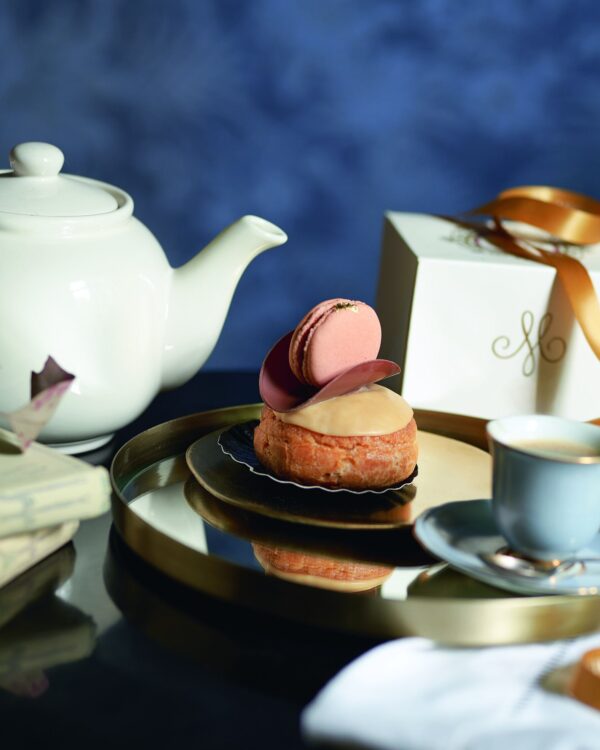 Detail behang donkderblauw met patroon in blauwtinten.