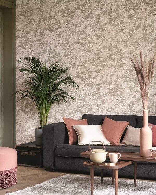 Sfeervolle woonkamer in zachte pastelkleuren met subtiel Casadeco behang met botanische print. Thuisin