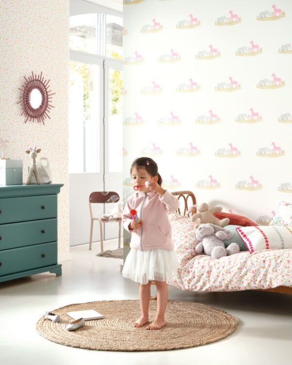 Kinderkamer met lichtgrijze vloer, houten meubelen en behang met speels printje op de muur.