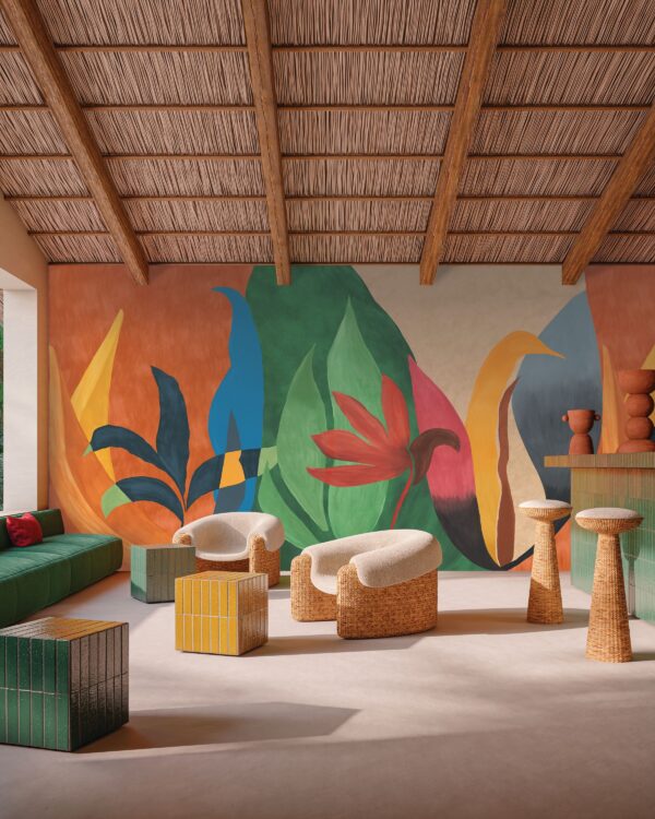 Hawaiiaans behang met kleurrijke bloemen en tropische bladeren passend bij lage lounge zitjes in je woonkamer.