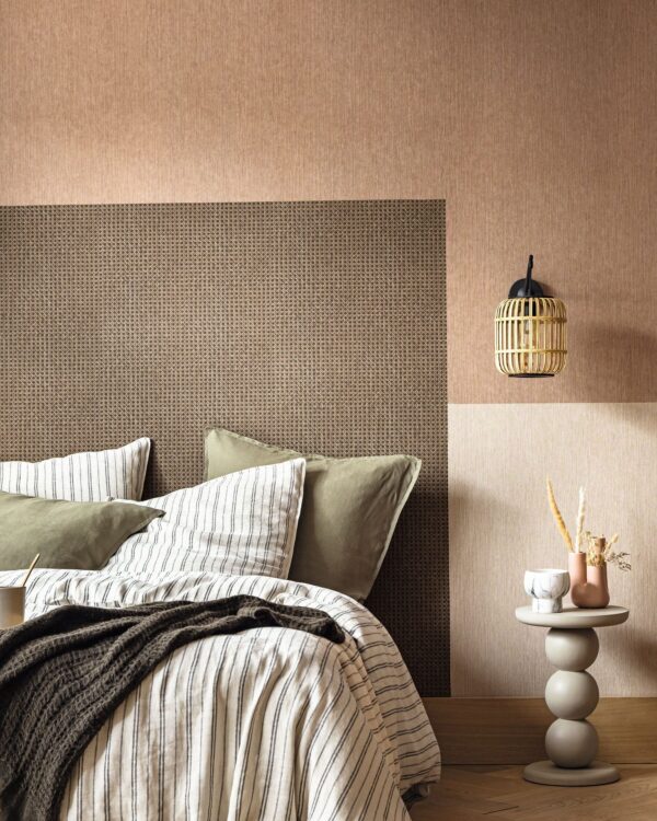 Verschillende soorten beige-tinten behang achter een bed