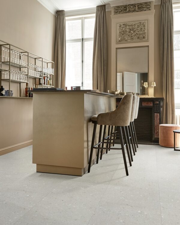 PVC vloer met tegellook in ruime, lichte keuken.