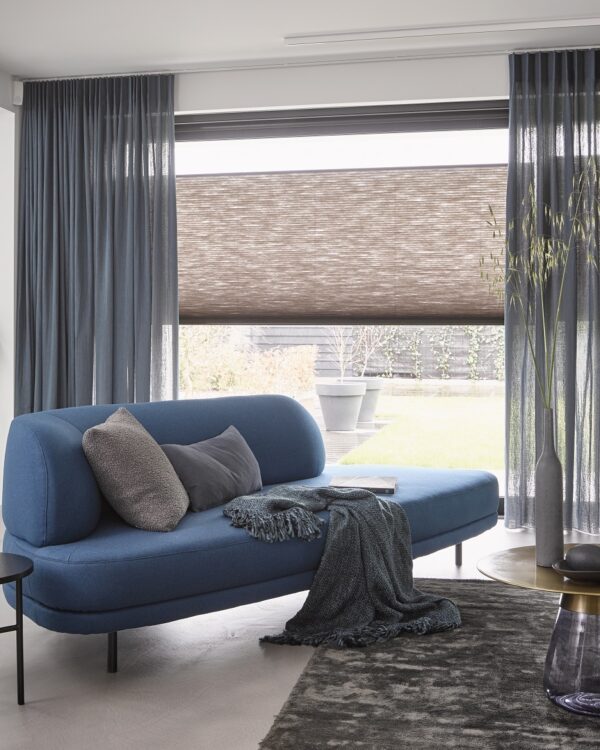 Vitrages gecombineerd met duette® shades in de woonkamer - Toppoint