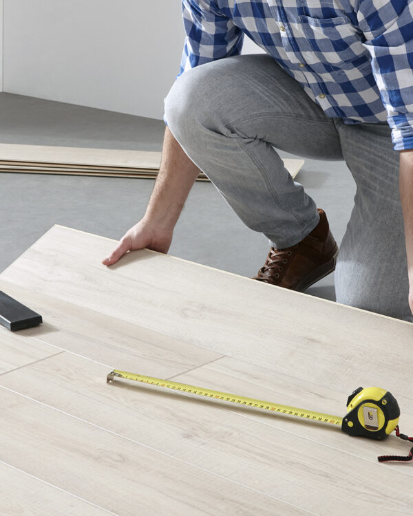 Voorbeeld van leggen van pvc-vloerplanken door een vakman.