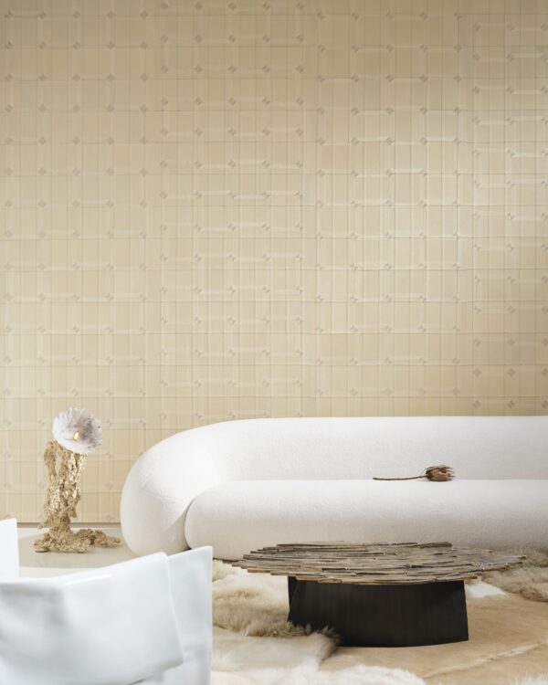 Woonkamer met Arte behang in beige en subtiele print collectie Corium Cassone, accessoires van natuurlijke materialen
