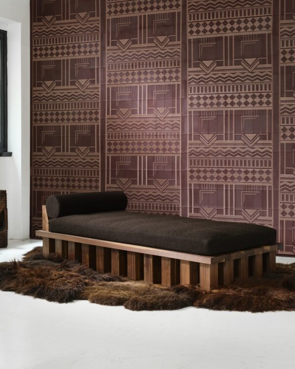 Sfeervolle zithoek met bordeaux kleurig Arte behang met exotische print, collectie Corium Palazzo