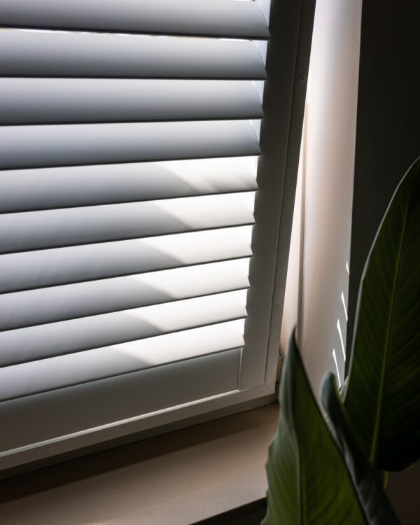 Detail lamellen shutters voor draaikiepramen