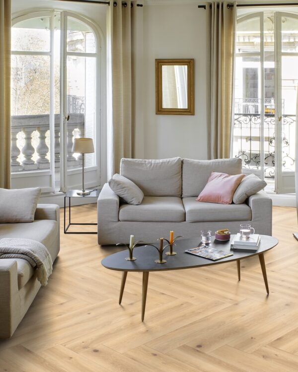 Lichte houtlook pvc-visgraatvloer in woonkamer