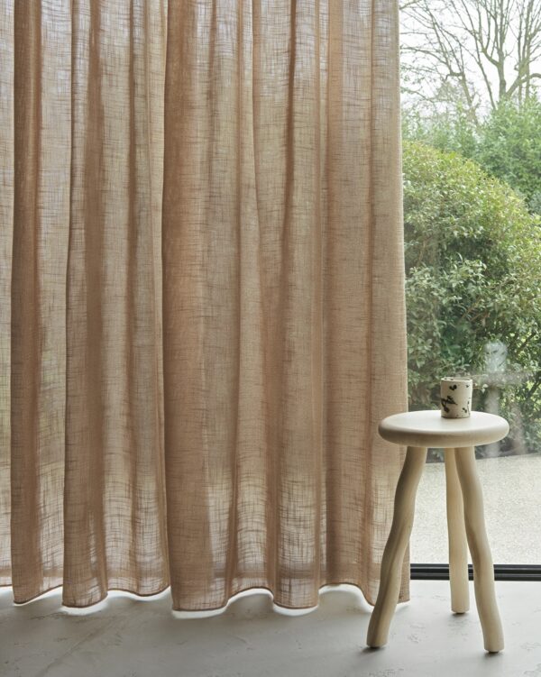 Warme kleur gordijnen vitrages voor grote raampartij