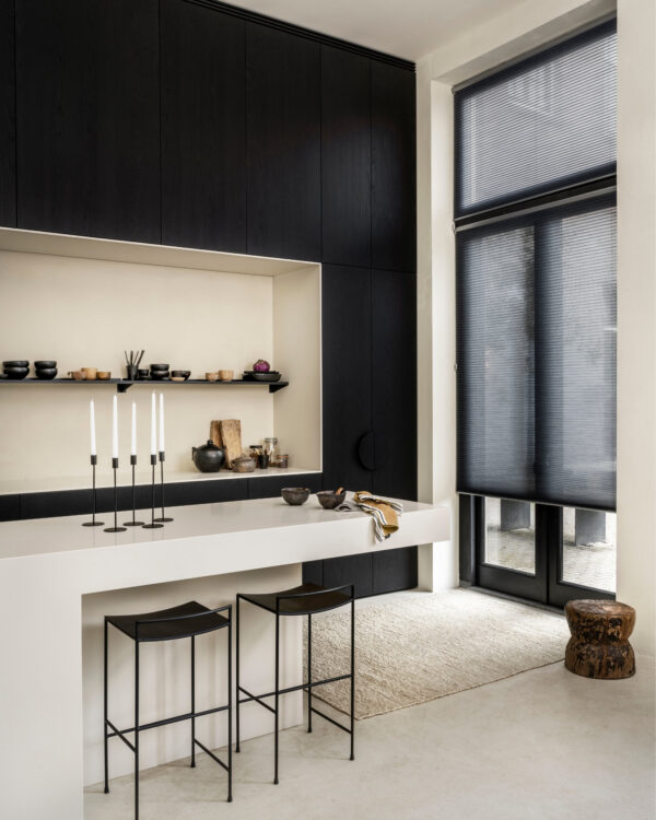 Zwarte dupli gordijnen in moderne keuken voor openslaande deuren
