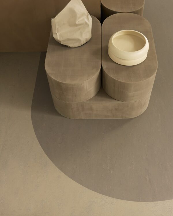 Detail bruingrijze marmoleum vloer met ronde vormen