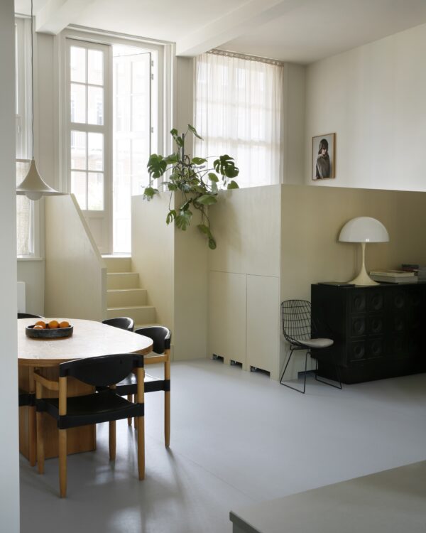 Lichte marmoleum vloer met betonlook in Scandinavisch interieur