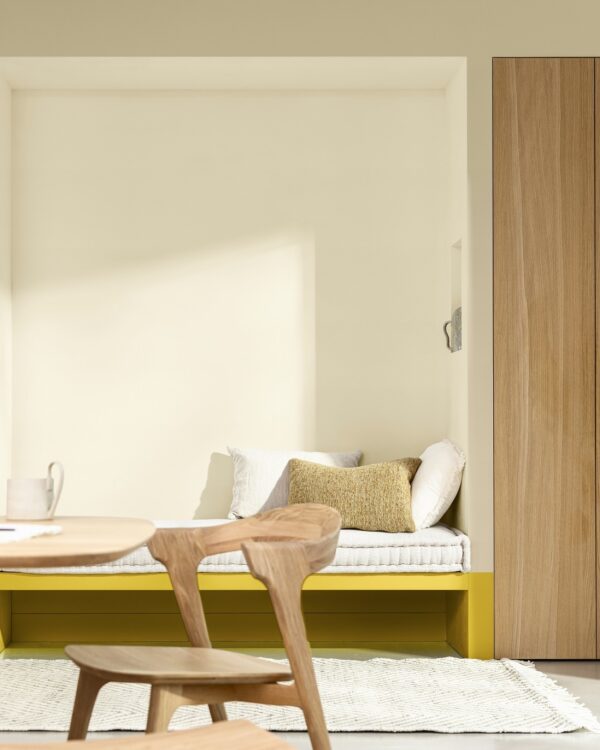 Eetkamer in basic woonstijl met kleuraccent, bankje in nis is met lakverf in True Joy geel van Flexa geschilderd.