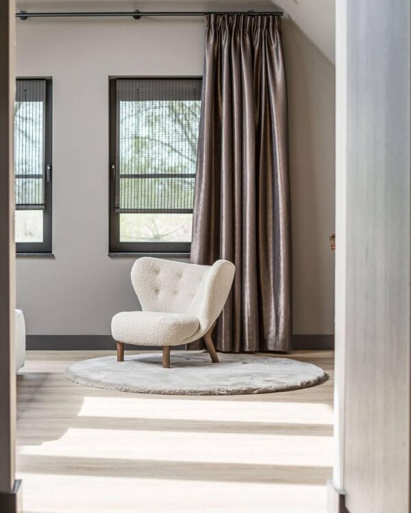 Zwart geweven hout raamdecoratie in de slaapkamer