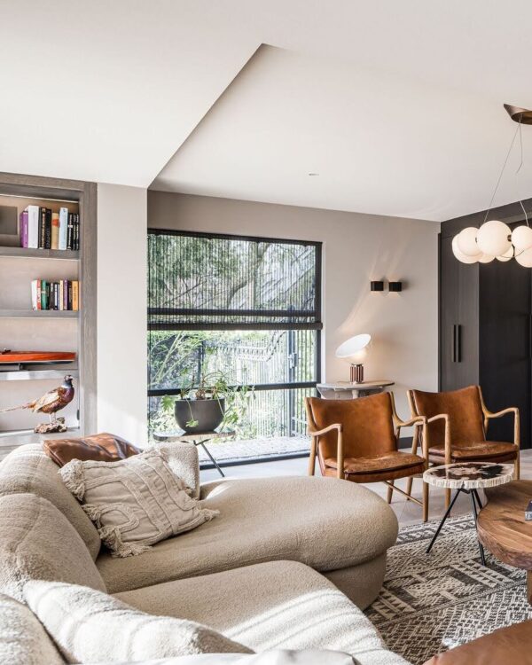 Zwart geweven hout in de woonkamer