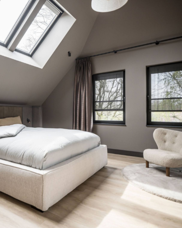 Zwart geweven hout rolgordijn in de slaapkamer