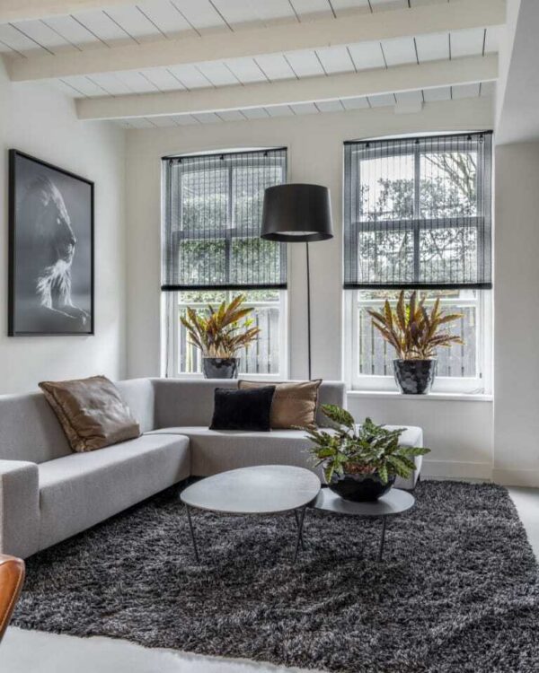 Zwart geweven hout rolgordijn in de woonkamer