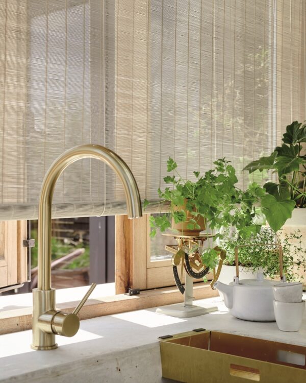 Wit geweven hout rolgordijn in de keuken