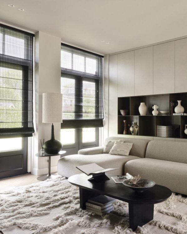 Geweven hout vouwgordijnen zwart in hotel chic woonkamer