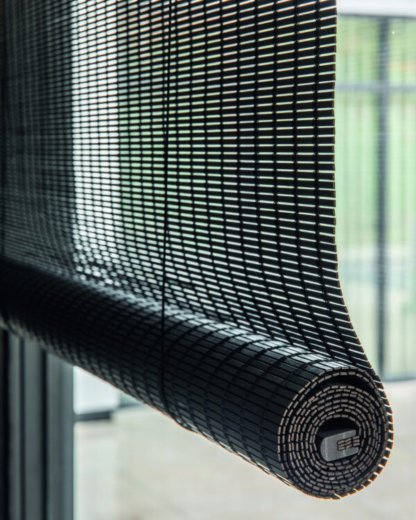 Close up van zwart geweven hout rolgordijn