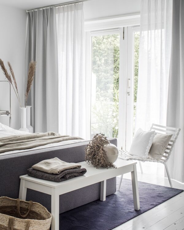 Hoogwaardige gordijnrails met verduisterende gordijnen en inbetween gordijnen in de slaapkamer. Thuisin