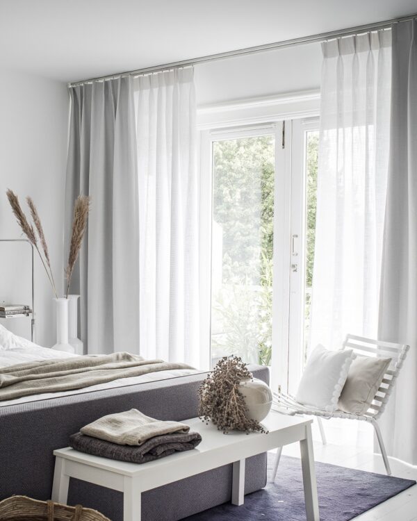 Hoogwaardige gordijnrails met verduisterende gordijnen en inbetween gordijnen in de slaapkamer. Thuisin