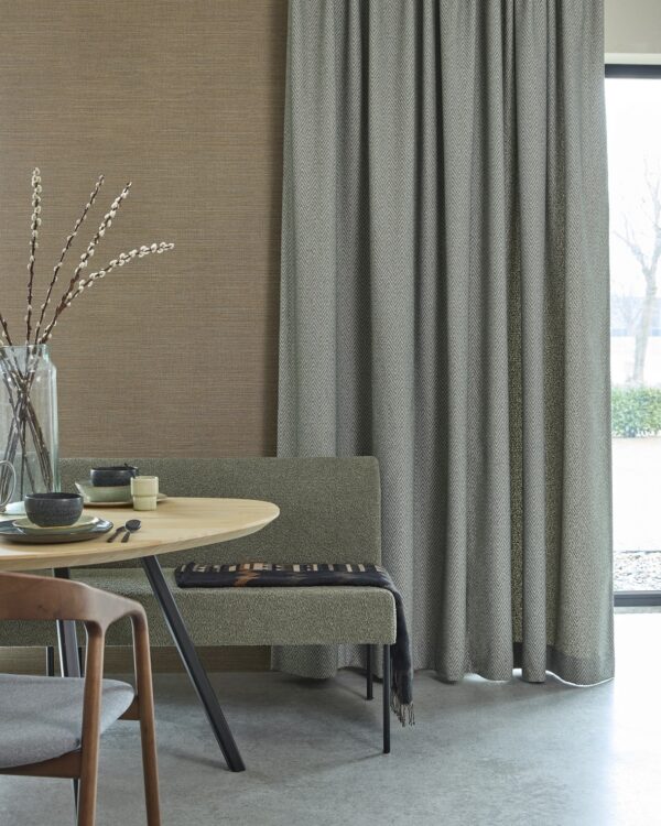 Woonkamer gordijnen in lichtgrijs met subtiel grafisch patroon, passend bij betonlook vloer en houten meubelen.