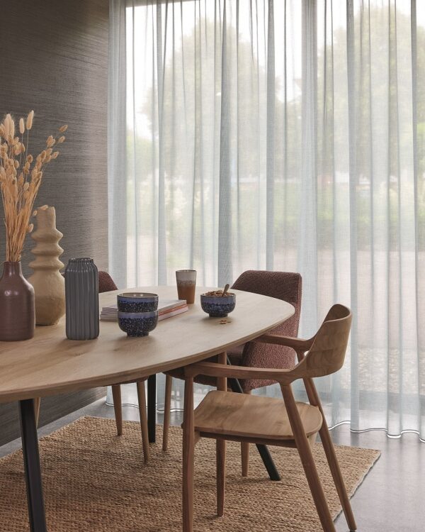 Lichtblauwe vitrages bij de eethoek